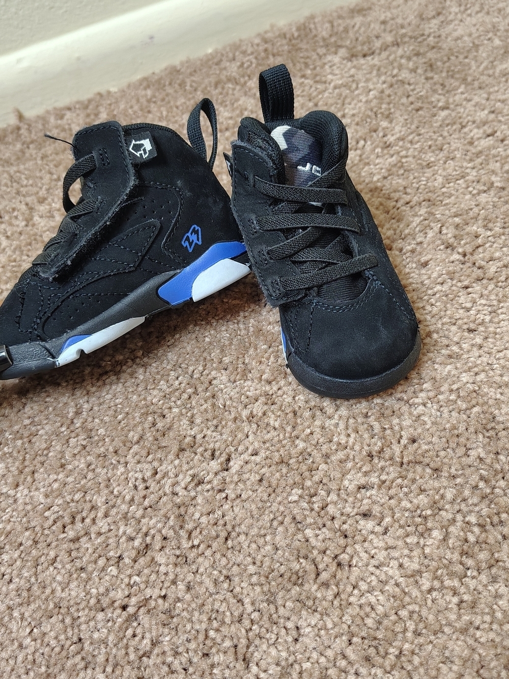 Jordan Kids' Retro Black and Blue Basketball Shoes - Picture 3 of 5